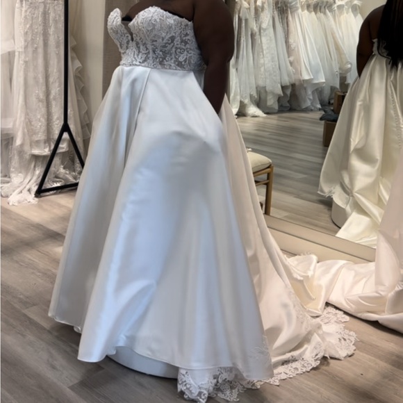 Beautiful Wedding Ball Gown Looking for a Princess - Picture 12 of 14